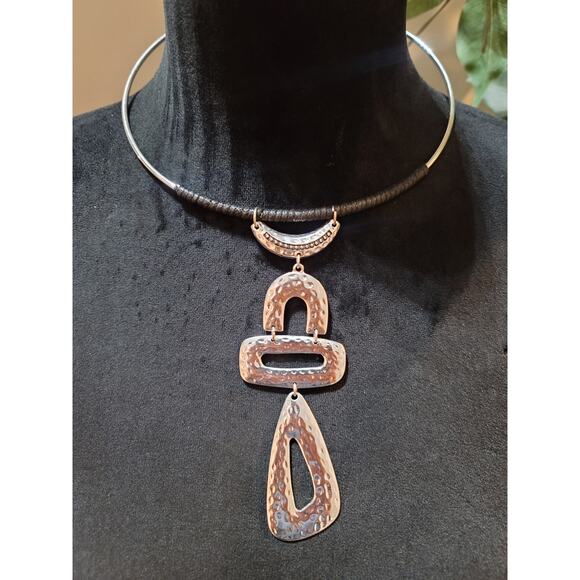 C1946 Modern Geometric Statement Necklace Hammered Silver Tone Collar Chain - Picture 2 of 9